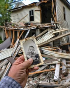 Millionaire Demolishes Old Man’s House, Unexpectedly Sees His Childhood Photo among Ruins