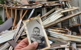 Millionaire Demolishes Old Man’s House, Unexpectedly Sees His Childhood Photo among Ruins