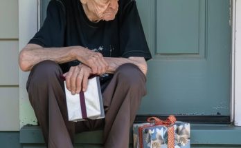 Lonely Old Man Invites Family to Celebrate His 93rd Birthday, but Only a Stranger Shows Up