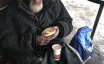 I Helped an Elderly Homeless Man with Amnesia – Days Later, He Returned to My House with a Woman and Two Kids